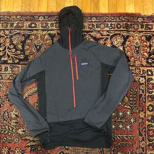 Patagonia men’s small R1 with ventilation 3/4 zip